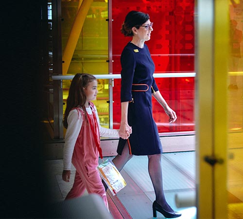   Sobrecargo de vuelo acompañando a una niña a su viaje con asistencia en Iberia