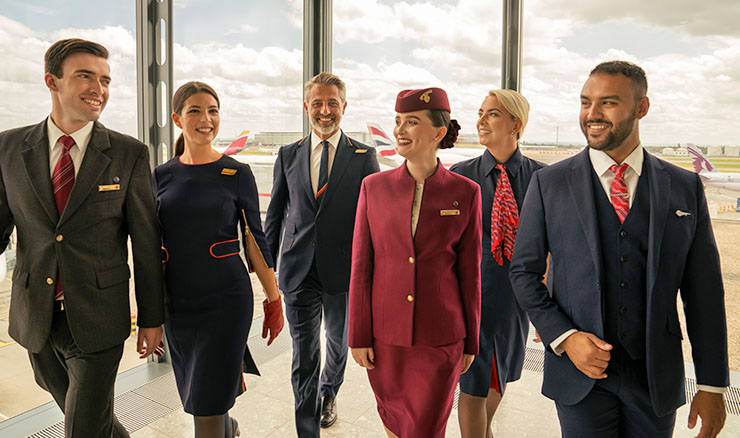  Imagen en la que aparecen tres sombrillas con los logos de las tres aerolíneas Iberia, Qatar y British Airways