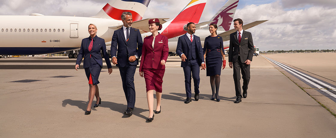  Imagen en la que aparecen tres sombrillas con los logos de las tres aerolíneas Iberia, Qatar y British Airways