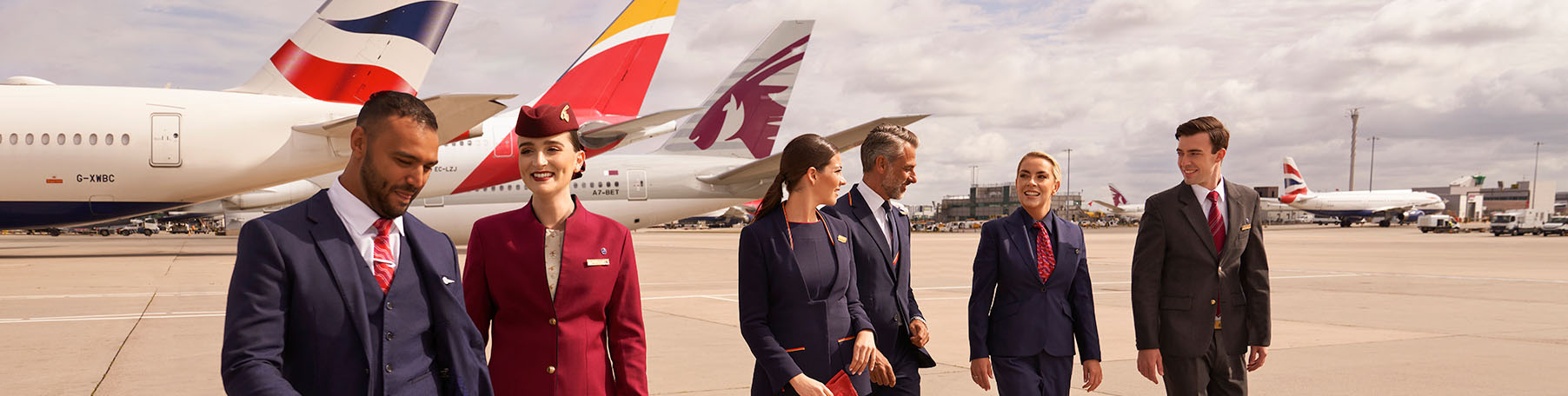 Imagen de fondo que muestra la parte interna de un avión con tres butacas, una de iberia. Una de British Airways y otra de Qatar Airways; en cada caso con un tripulante de vuelo y un cliente.