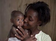 Dos niños recién nacidos