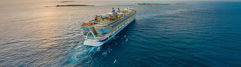 La imagen muestra a un crucero surcando el mar