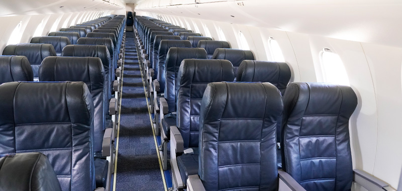 Vista de la cabina de unos de los aviones de Iberia Regional Air Nostrum, en la que puede verse la configuración 2+2
