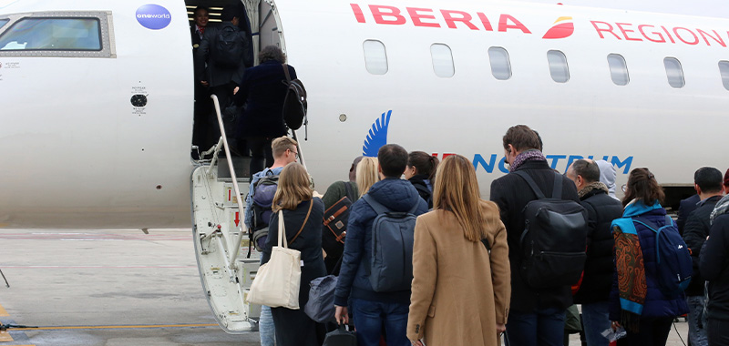 Pasajeros embarcando a pie de pista en un avión de Iberia Regional Air Nostrum