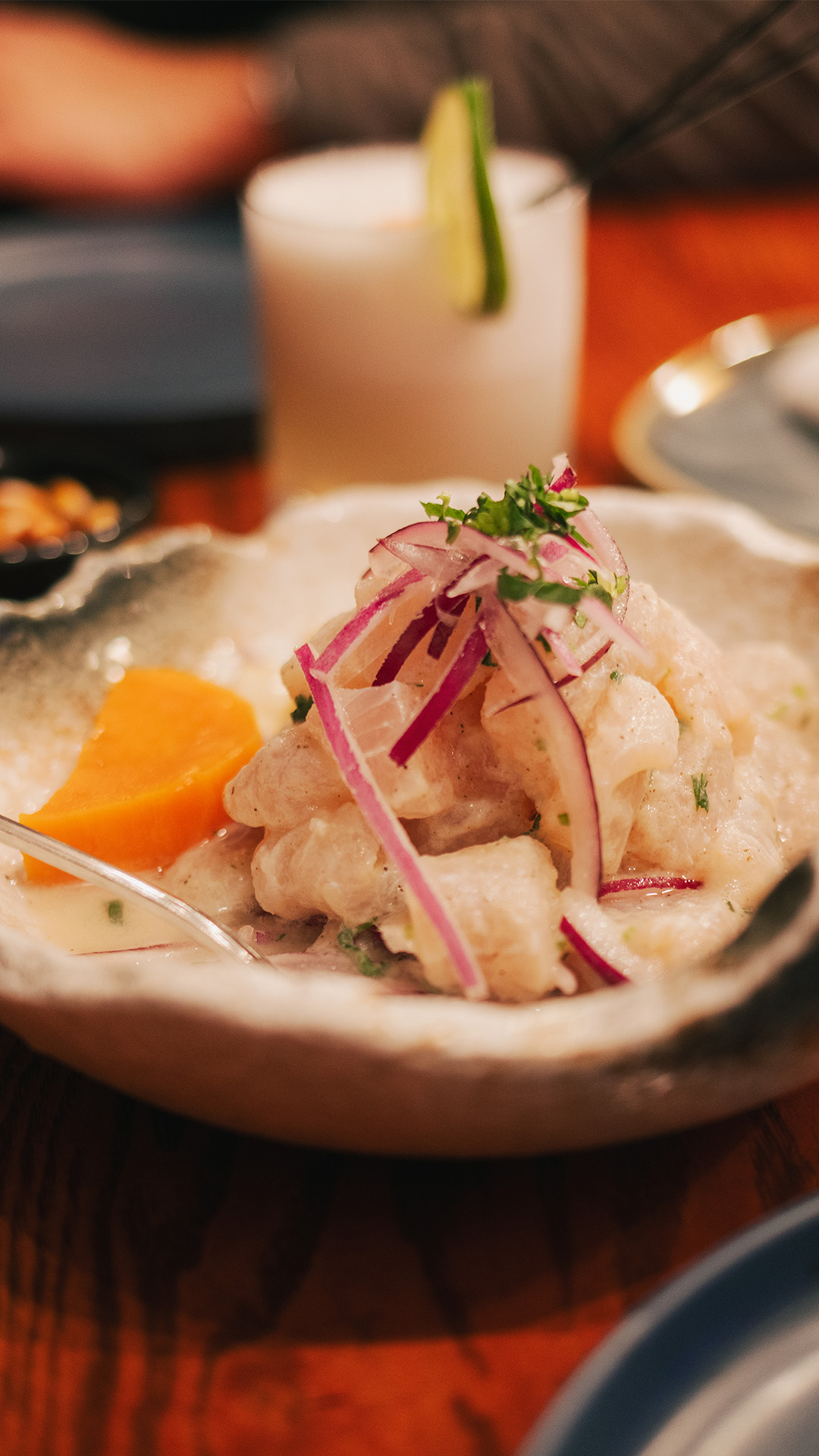 Bord ceviche, typisch voor de Peruaanse gastronomie