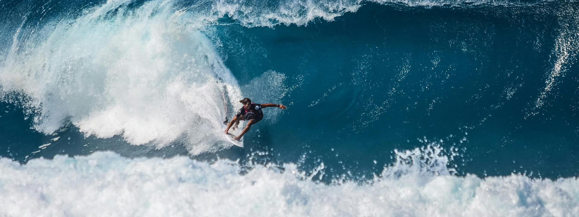 Een surfer in een golf in de provincie Ascope, Peru