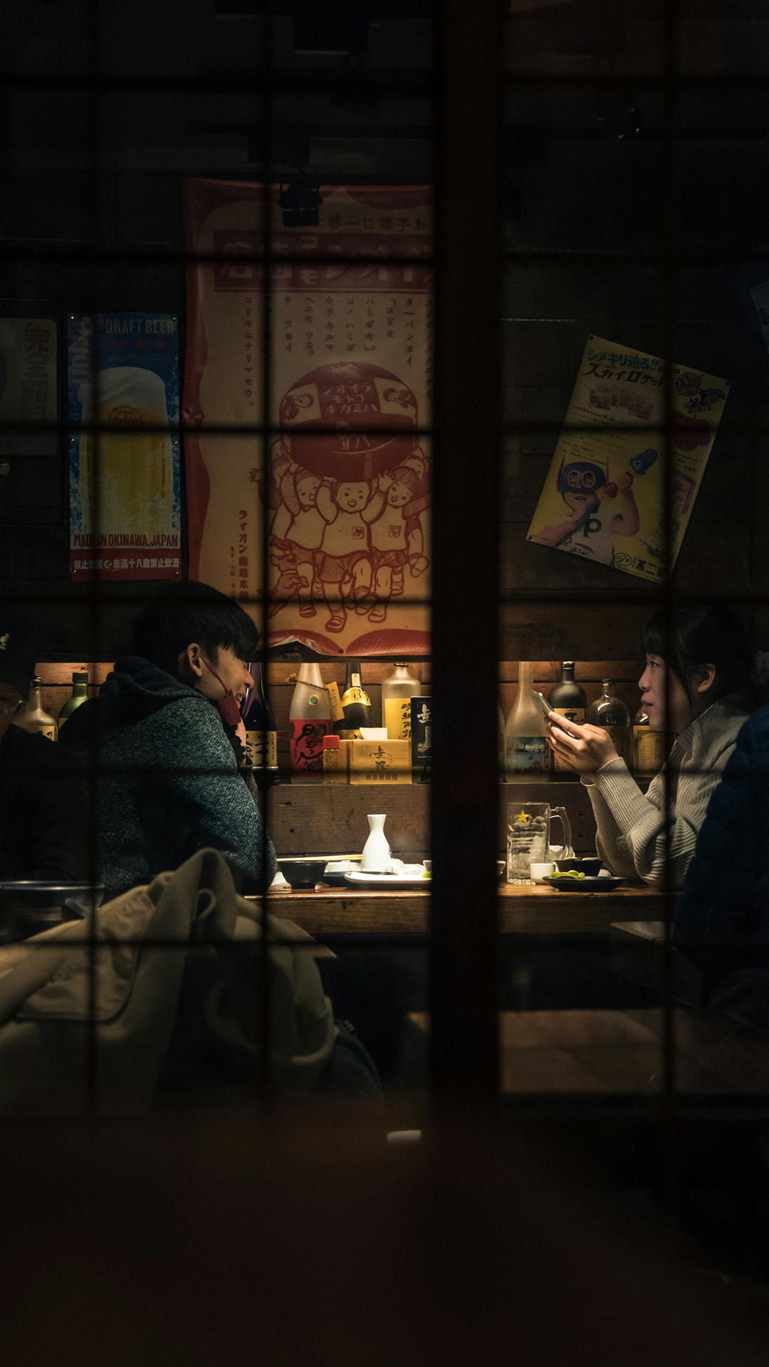 Dos personas en una taberna típica japonesa