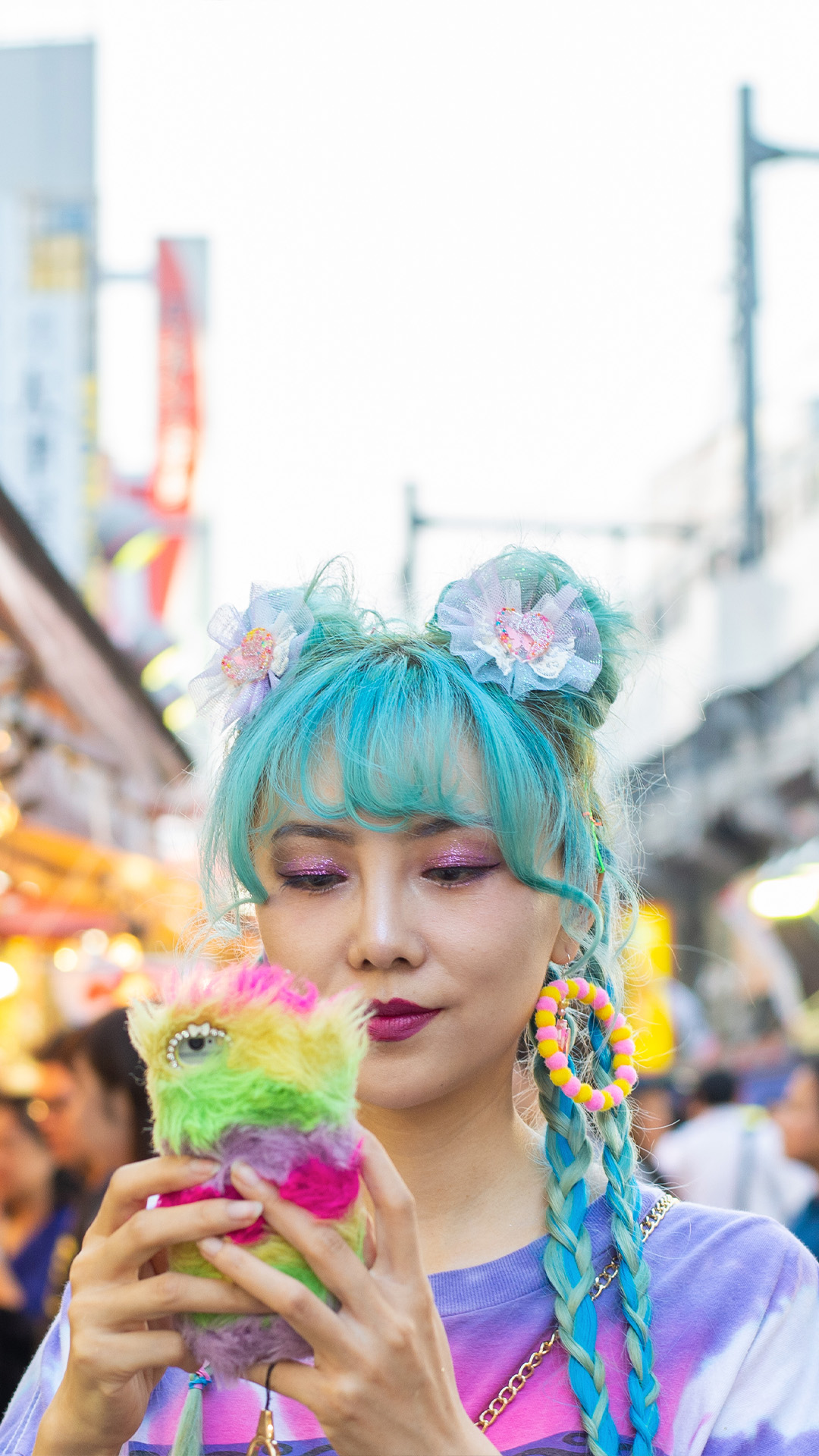 Una mujer joven con estética y complementos de moda kawaii