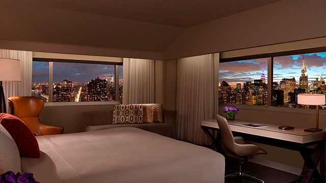 Exterior del hotel Millennium Hilton NYC One UN Plaza, con vistas impresionantes al río East.