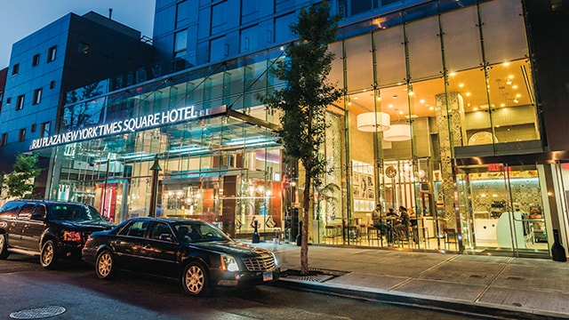 Fachada del hotel Riu Plaza NY Times Square, un hotel ubicado en el centro de Manhattan y cerca de Times Square.