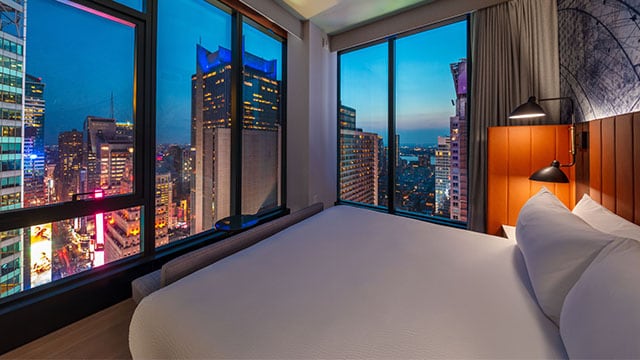 Vista exterior del hotel Tempo by Hilton New York Times Square, con modernas instalaciones y una excelente ubicación.