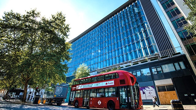 Vista del hotel Riu Plaza London Victoria, situado a un paso de la estación de tren Victoria.