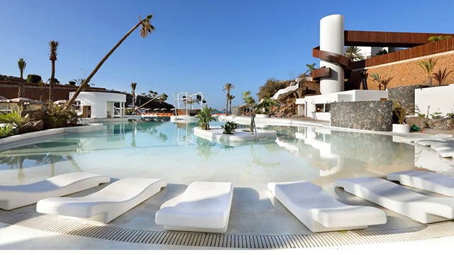 Façana moderna de l'hotel Hard Rock Hotel Tenerife, un luxós resort amb piscines infinites i vistes a l'Atlàntic.
