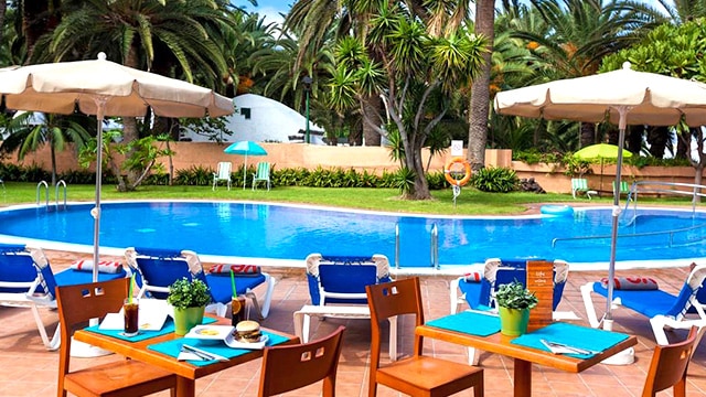 Vista exterior del Sol Puerto de la Cruz, un hotel amb piscina i ubicació ideal davant l'oceà a Tenerife.