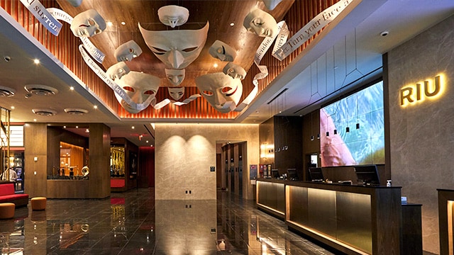 Fachada del Hyatt Place NYC/Times Square, perfecto para estancias de negocios y turismo, en el centro de Manhattan.