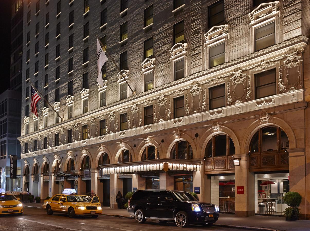 Exterior del Paramount Hotel Times Square, un hotel vibrant i modern, ideal per explorar Manhattan.