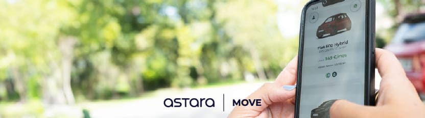 La imagen muestra una escena al aire libre con un enfoque claro en una persona que sostiene un teléfono inteligente