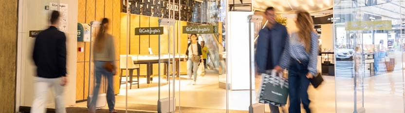 The image shows the entrance to an El Corte Inglés establishment.
