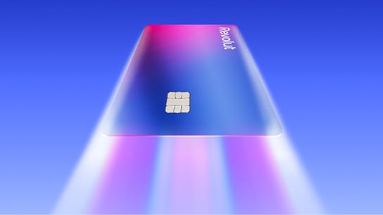 La imatge mostra la targeta de Revolut.