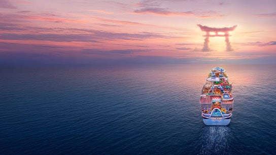 La imagen muestra a un crucero surcando el mar