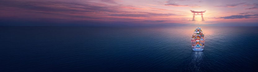 La imagen muestra a un crucero surcando el mar