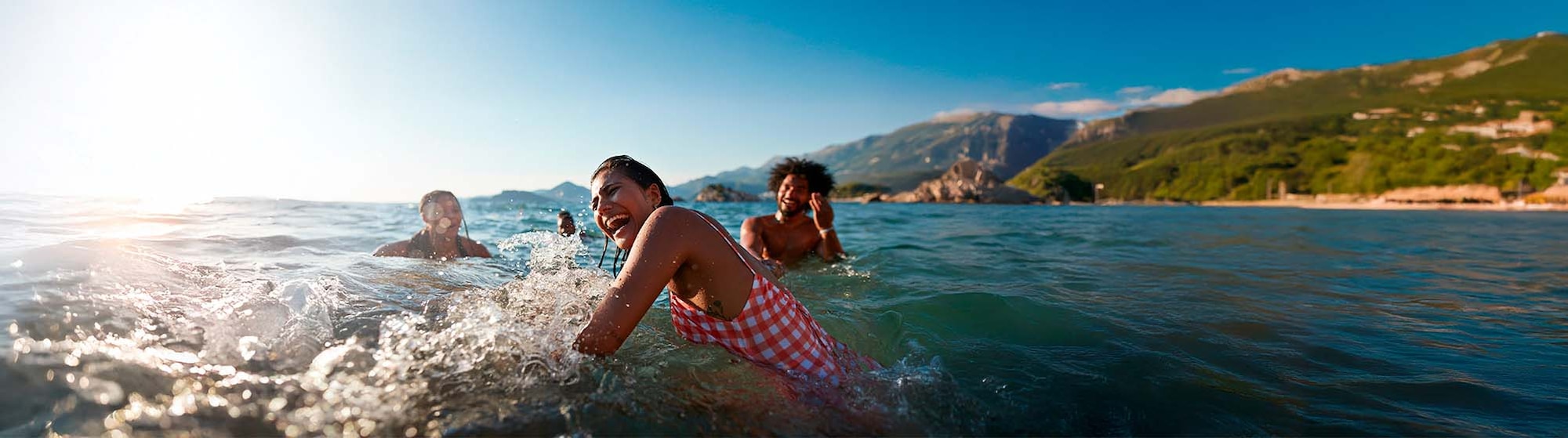 La imagen muestra a una mujer fotografiando un palacio