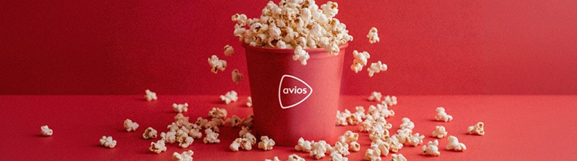 La imagen un cubo de palomitas con el logo de Avios