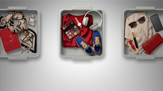 La imatge mostra una dona sostenint una targeta de crèdit