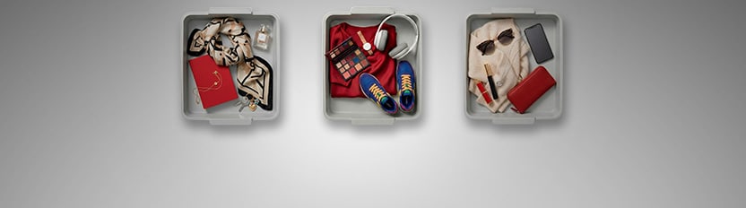 La imagen muestra a una mujer sosteniendo una tarjeta de crédito