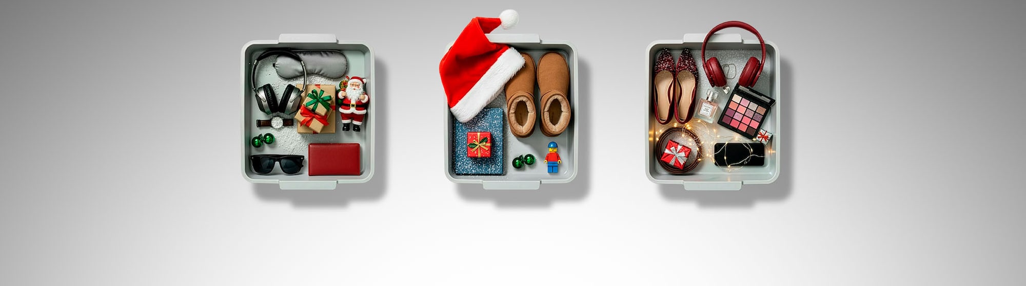 La imatge mostra tres caixes amb diversos regals dins