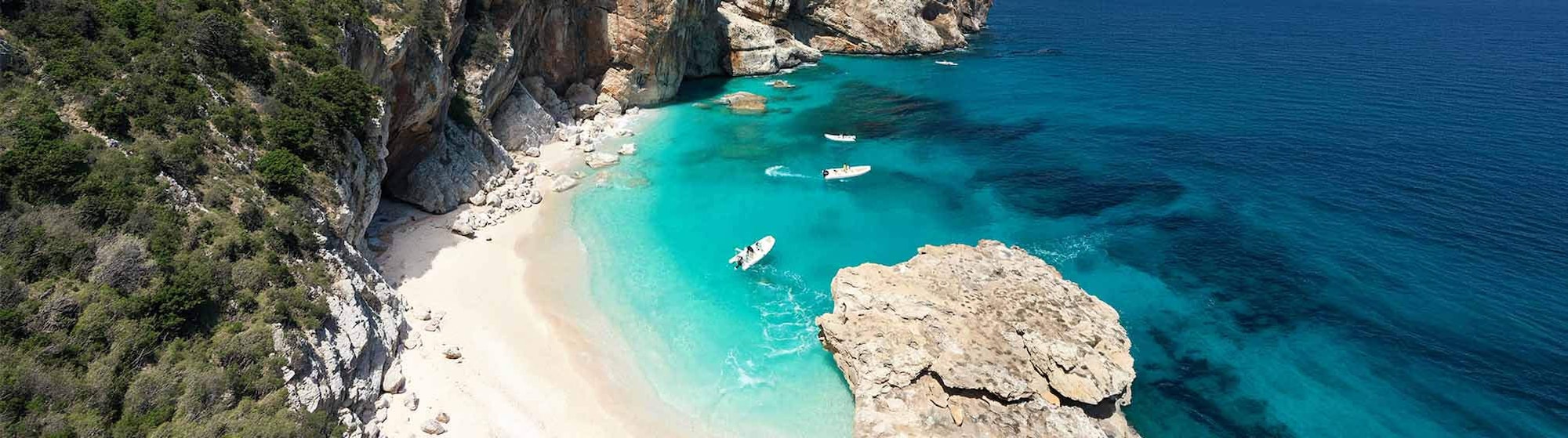 La imagen muestra una playa