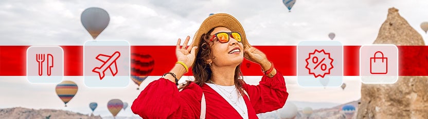 A imagem mostra uma mulher sorridente e rodeada de balões