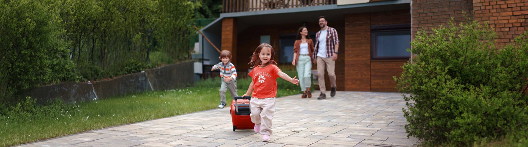 La imagen muestra a una familia que se va de vacaciones