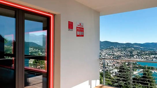 La imagen muestra una fachada en la que aparece la placa de Verisure