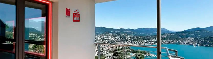 La imagen muestra una fachada en la que aparece la placa de Verisure